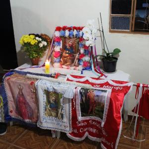 Altar para bandeira de mastro, com bandeiras de guia das três guardas de Marujo de General Carneiro. 15 de setembro de 2018.