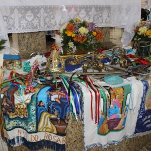 Bandeiras, coroas e outros objetos sagrados depositados sob o altar da Missa Conga. 16 de setembro de 2018.