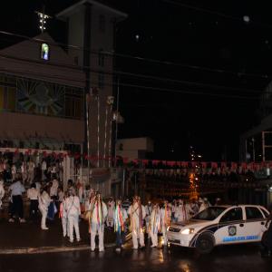 Procissão das bandeiras de mastro saindo da Igreja de São José de General Carneiro. 15 de setembro de 2018.