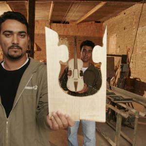 Os irmãos Cleiton e Anderson do Prado construindo uma rabeca no galpão da AJJ, na Barra do Ribeira/SP