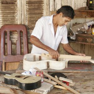 Nelson franco “Pica-Pau”, construtor de instrumentos confeccionando uma viola - Cananéia/SP