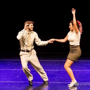 Thiago Jully e Beatriz Patury dançando Lindy Hop, uma das danças que o soltinho foi inspirado. (Fonte: Instagram @thiago.jully)