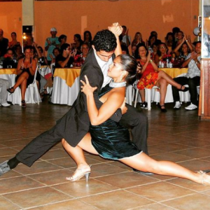 Luana Albuquerque e Diogo Carvalho dançando Tango (Fonte: Acervo pessoal da Escola de Danças João Piccoli)