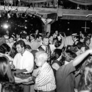 Baile do Centro de Dança Jaime Arôxa, na Casa de Espanha (1997). (Fonte: Livro Noites cariocas, 2020, p. 10)