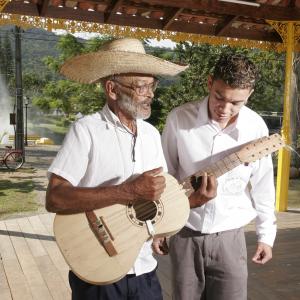 Encontro de gerações: novos e antigos fandangueiros de Morretes - Martinho dos Santos e Benedito Vinícius Pazzinato, integrante do grupo de Fandango Professora Helmosa - Morretes/PR
