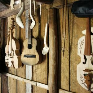 Instrumentos fabricados por Zé Pereira e Arnaldo Pereira, no Ariri - Cananéia/SP