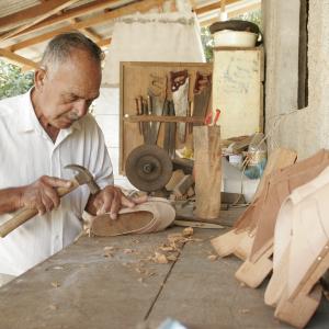Romão Costa construindo tamancos para o fandango em sua oficina, na Ilha dos Valadares - Paranaguá/PR