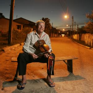 Ângelo Ramos em frente a sua casa, no bairro do Acaraú - Cananéia/SP