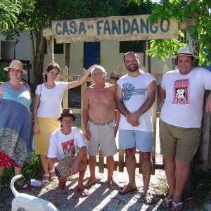 Daniella Gramani, Joana Corrêa, Zé Muniz (agachado), Mestre Eugênio, Osvaldo Rios e Poro de Jesus, na Casa do Fandango, de Mestre Eugenio - Ilha dos Valadares - Paranaguá/PR