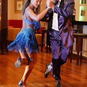 Flávia Teixeira e Vinicius Villiger dançando Samba de Gafieira (Fonte: Instagram @teixeiraevilliger)